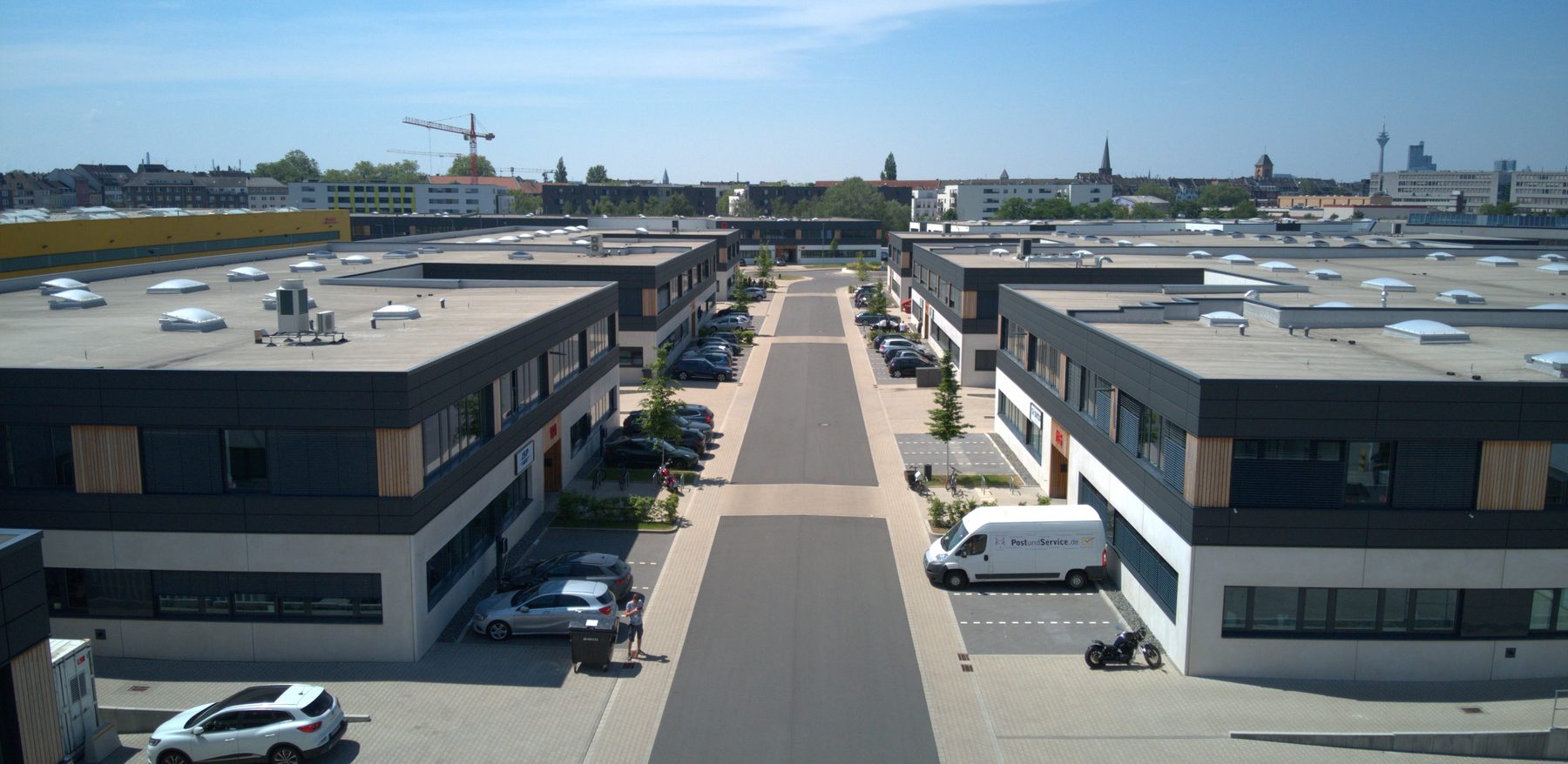 Luftbild des Standorts an der Fichtenstraße in Düsseldorf mit Firmenfahrzeug im Hof