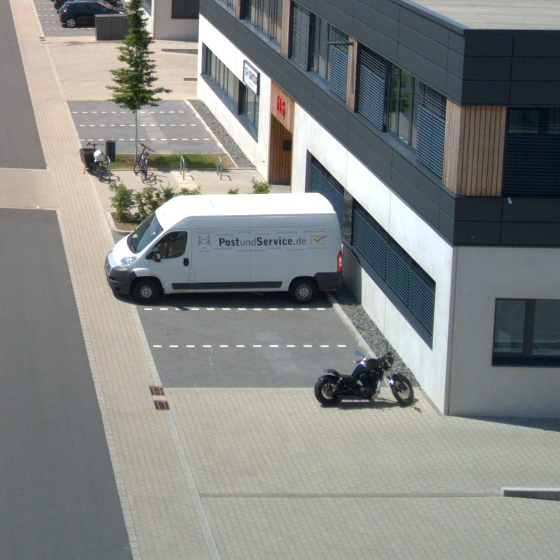 Firmenfahrzeug vor dem Gebäude an der Fichtenstraße in Düsseldorf